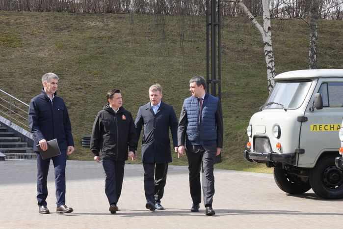 Андрей Воробьев и глава Рослесхоза передали в подмосковные лесничества новую спецтехнику