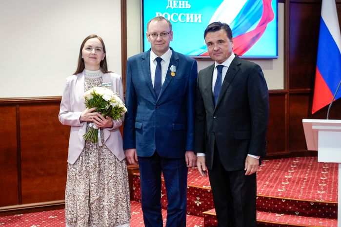 Андрей Воробьев вручил награды Дарье и Сергею Корнюшиным