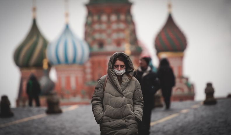 Люди в масках в период эпидемии коронавируса