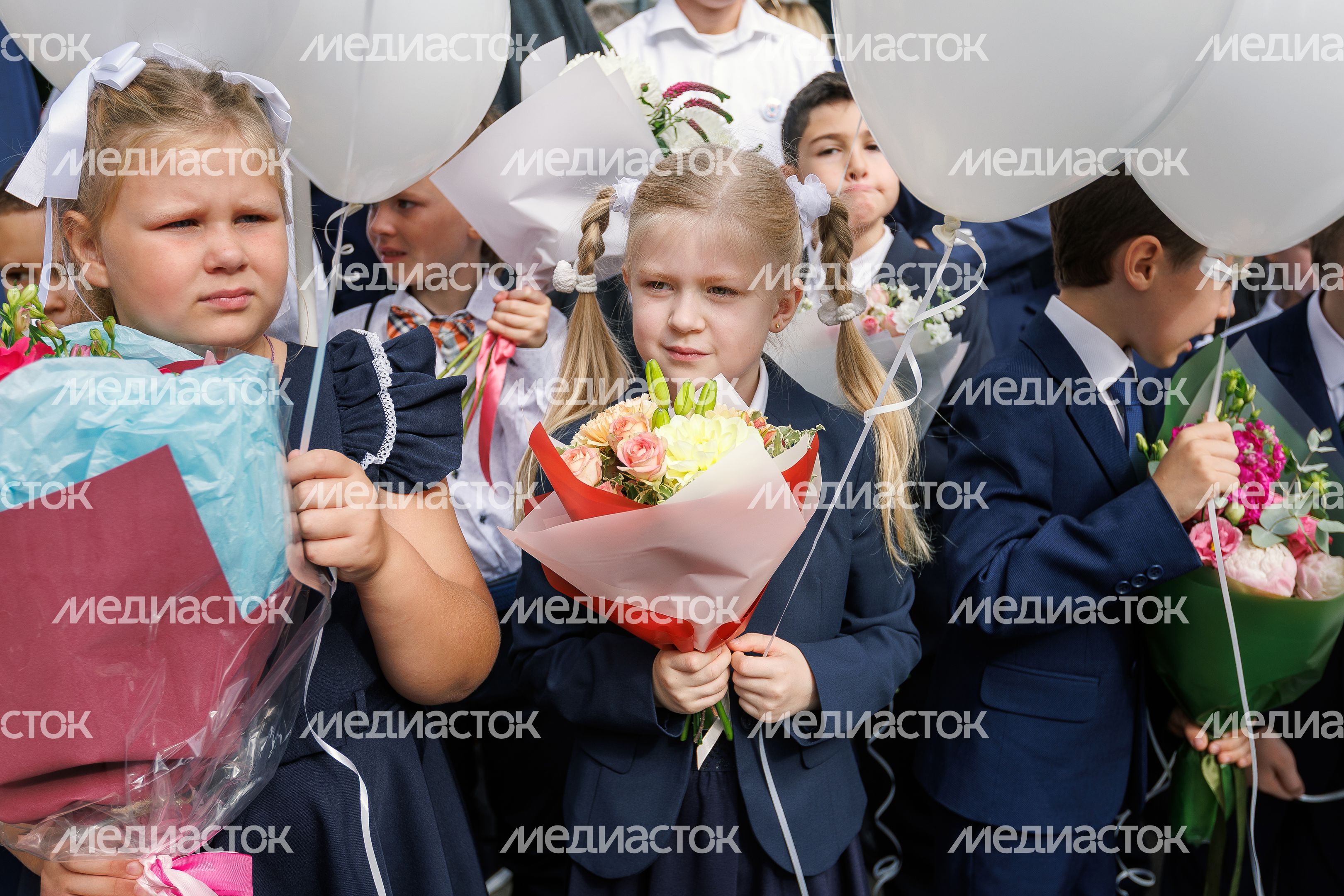Первоклассники 1 сентября на линейке в школе Первоклассники 1 сентября на линейке в школе