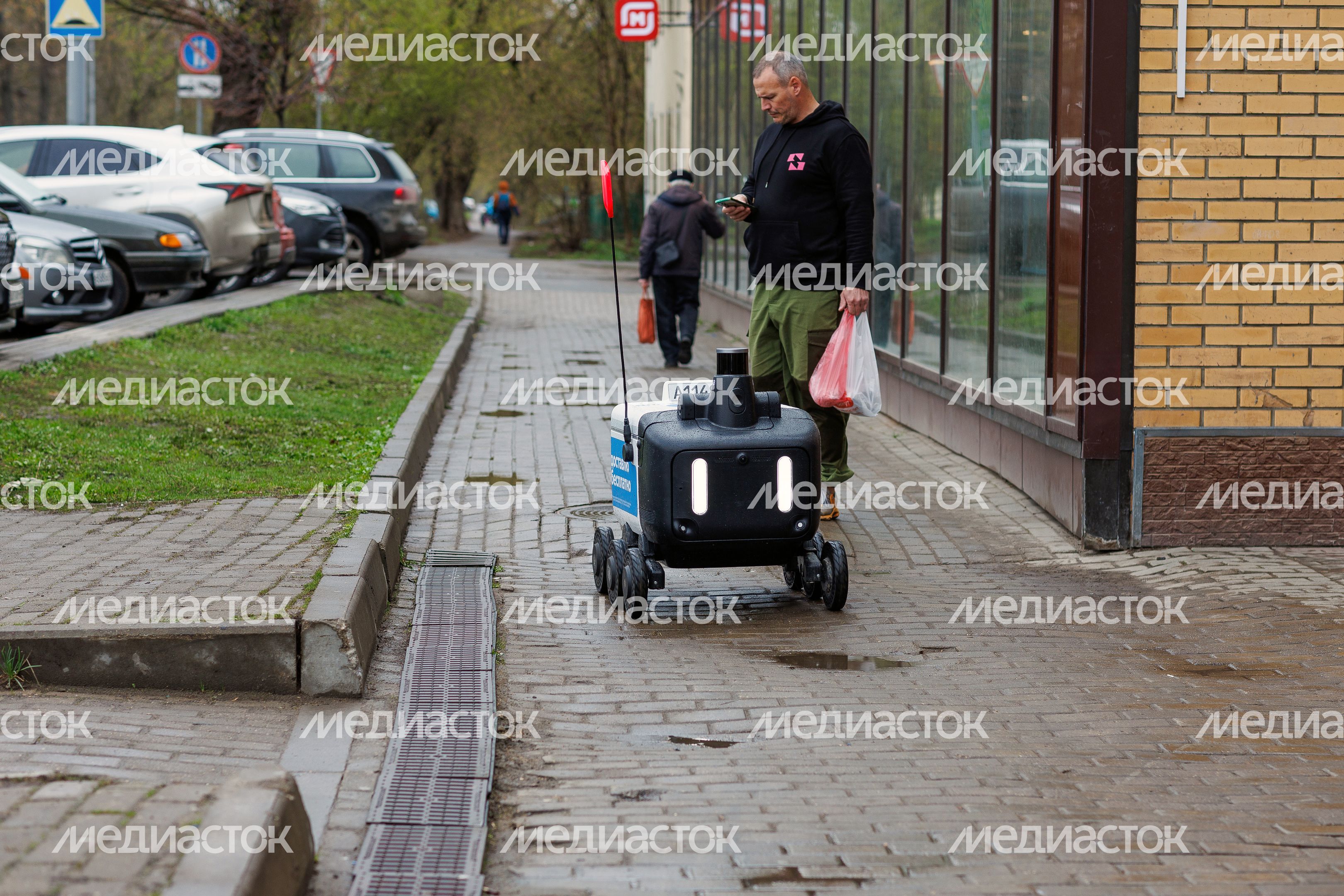 Робот-доставщик «Яндекса» на улицах Подмосковья Робот-доставщик «Яндекса» на улицах Подмосковья