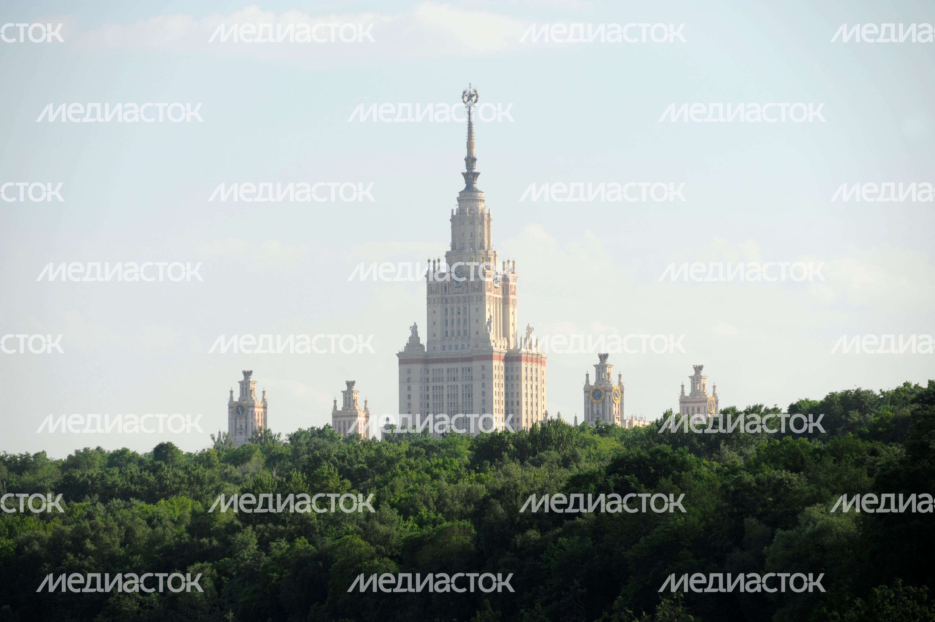 Вид на МГУ им. Ломоносова в Москве Вид на МГУ им. Ломоносова в Москве