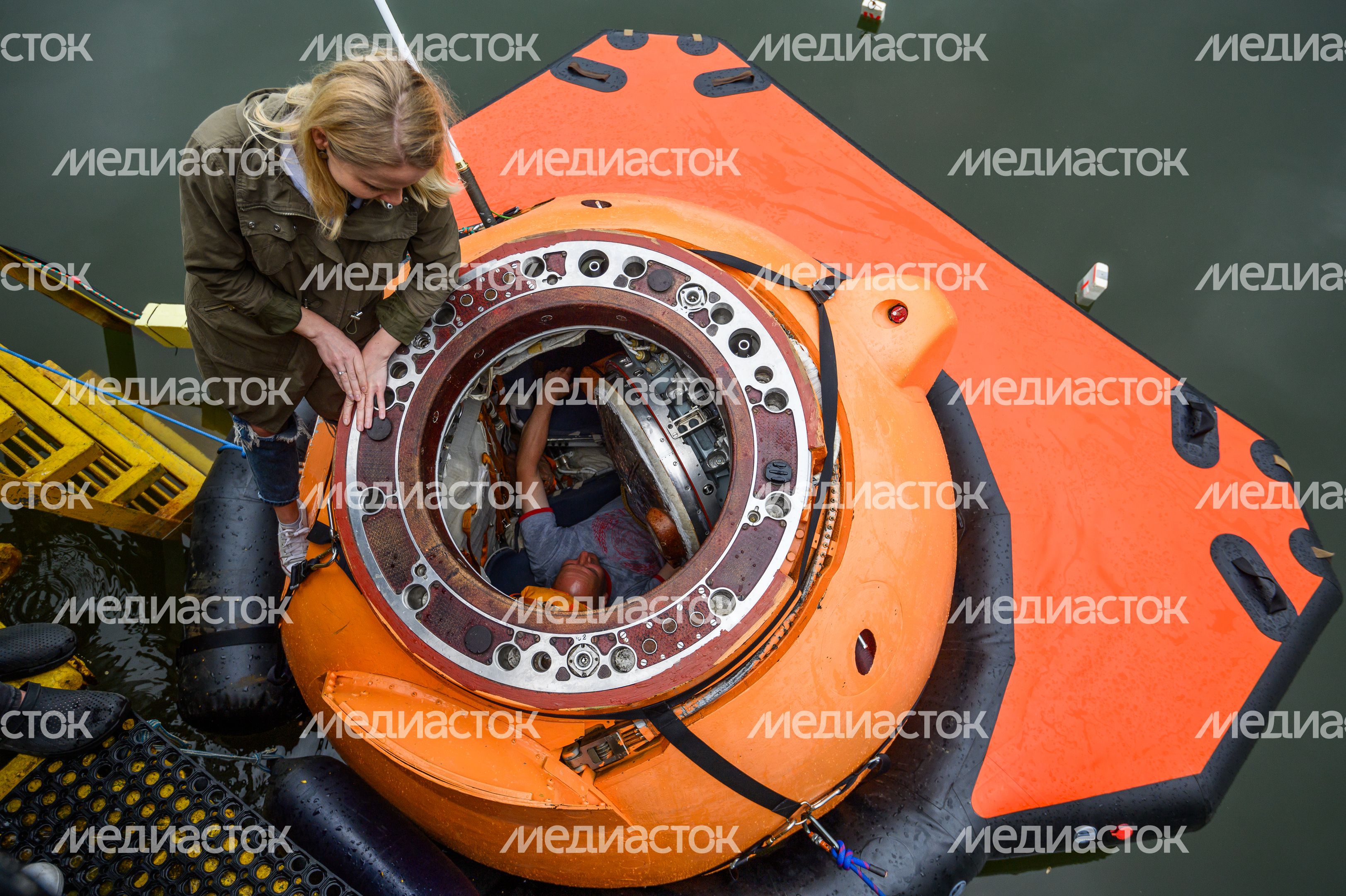 Тренировка космонавтов по действиям после посадки на воду в Ногинске