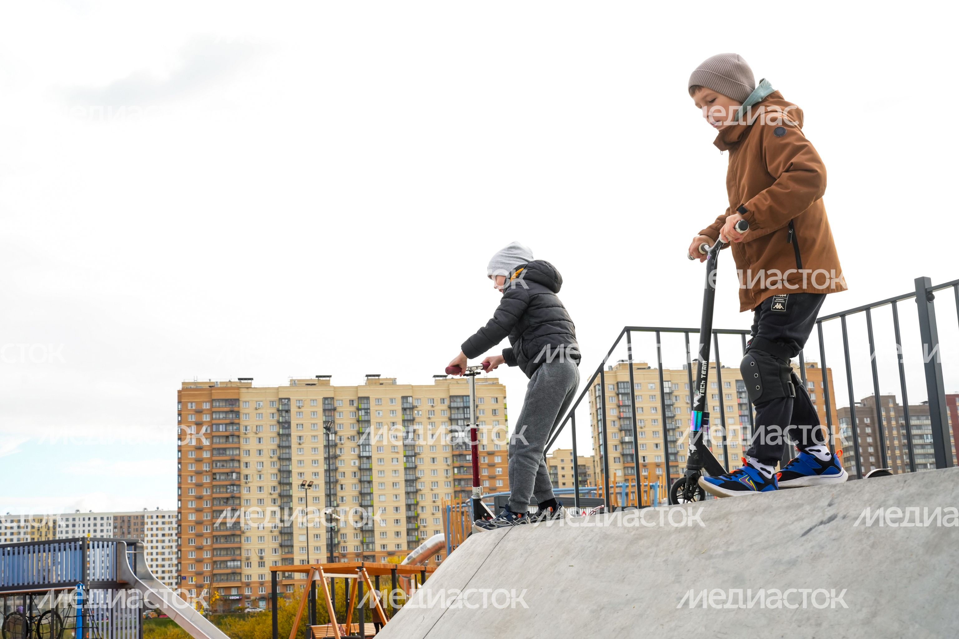 В Люберцах благоустроили парк "Дружба" с пешеходным мостом через озеро Черное В Люберцах благоустроили парк "Дружба" с пешеходным мостом через озеро Черное
