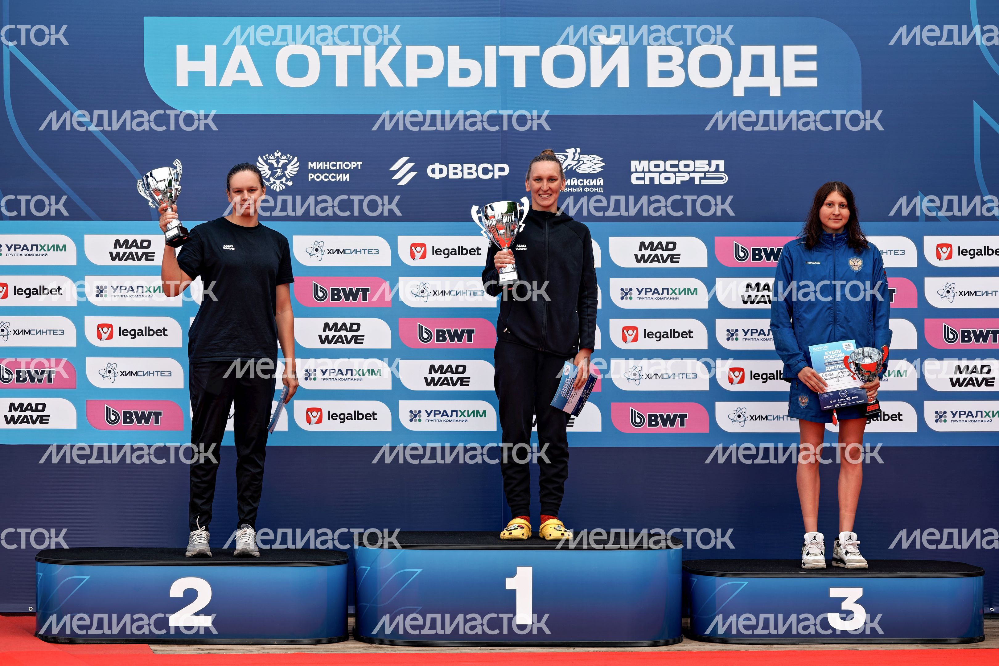 Награждение победителей Кубка России по плаванию на открытой воде в Истринском водохранилище в округе Солнечногорск