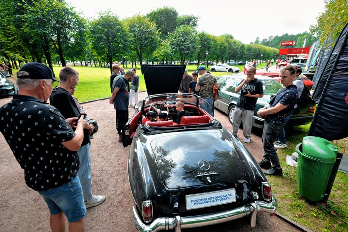 Ретроавтомобили и суперкары на автофестивале «Автовыходные в Архангельском» в округе Красногорск
