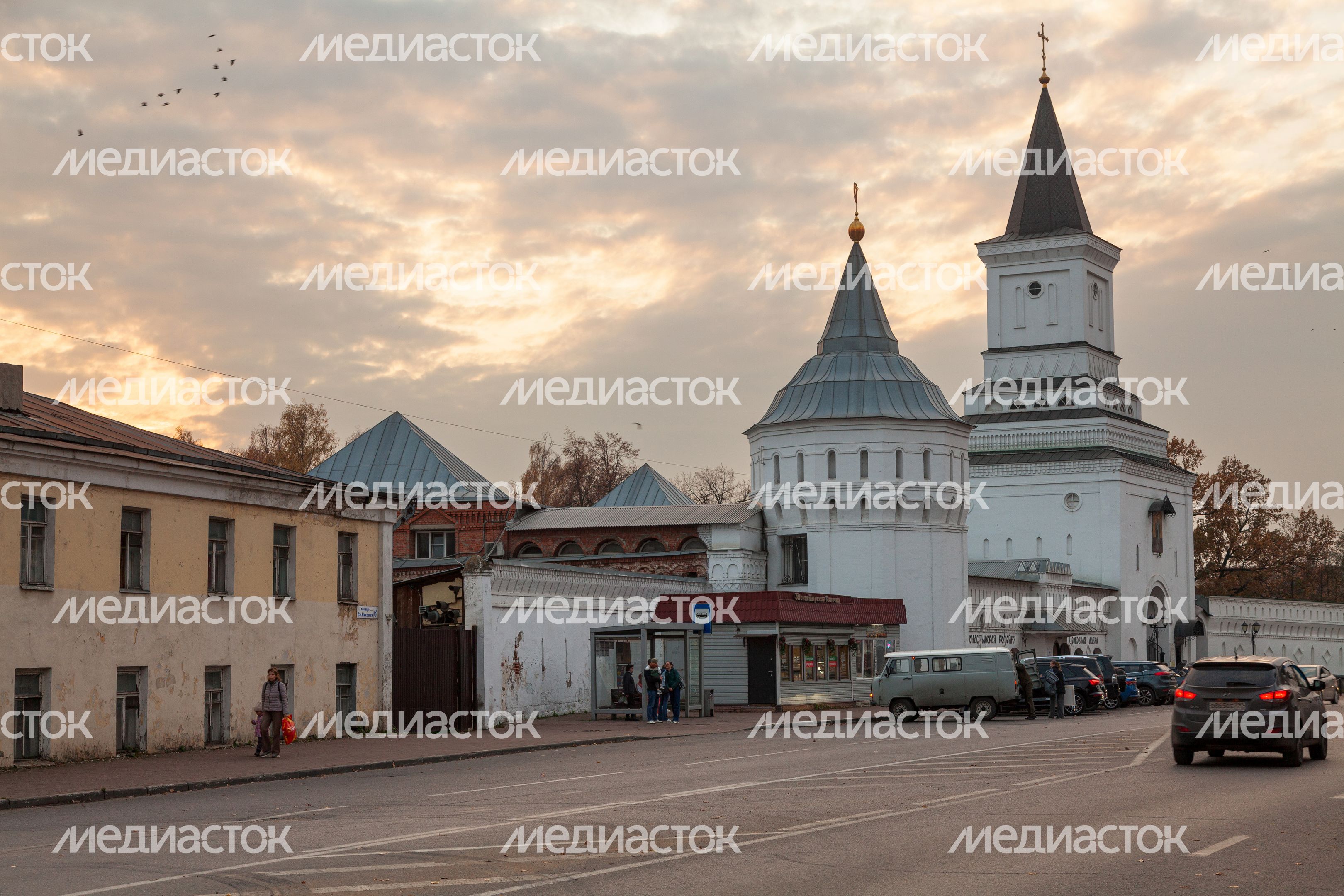 Осенний закат над Николо-Угрешским монастырем города Дзержинский округа Люберцы Осенний закат над Николо-Угрешским монастырем города Дзержинский округа Люберцы