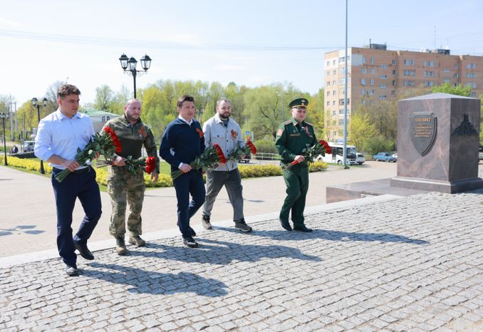 Андрей Воробьев вместе с ветеранами СВО возложил цветы к стеле в Можайске
