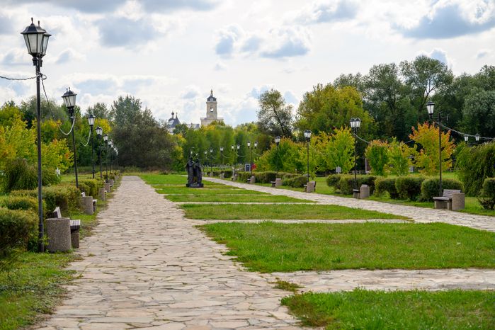 Памятник святым Петру и Февронии в Принарском парке Серпухова осенью