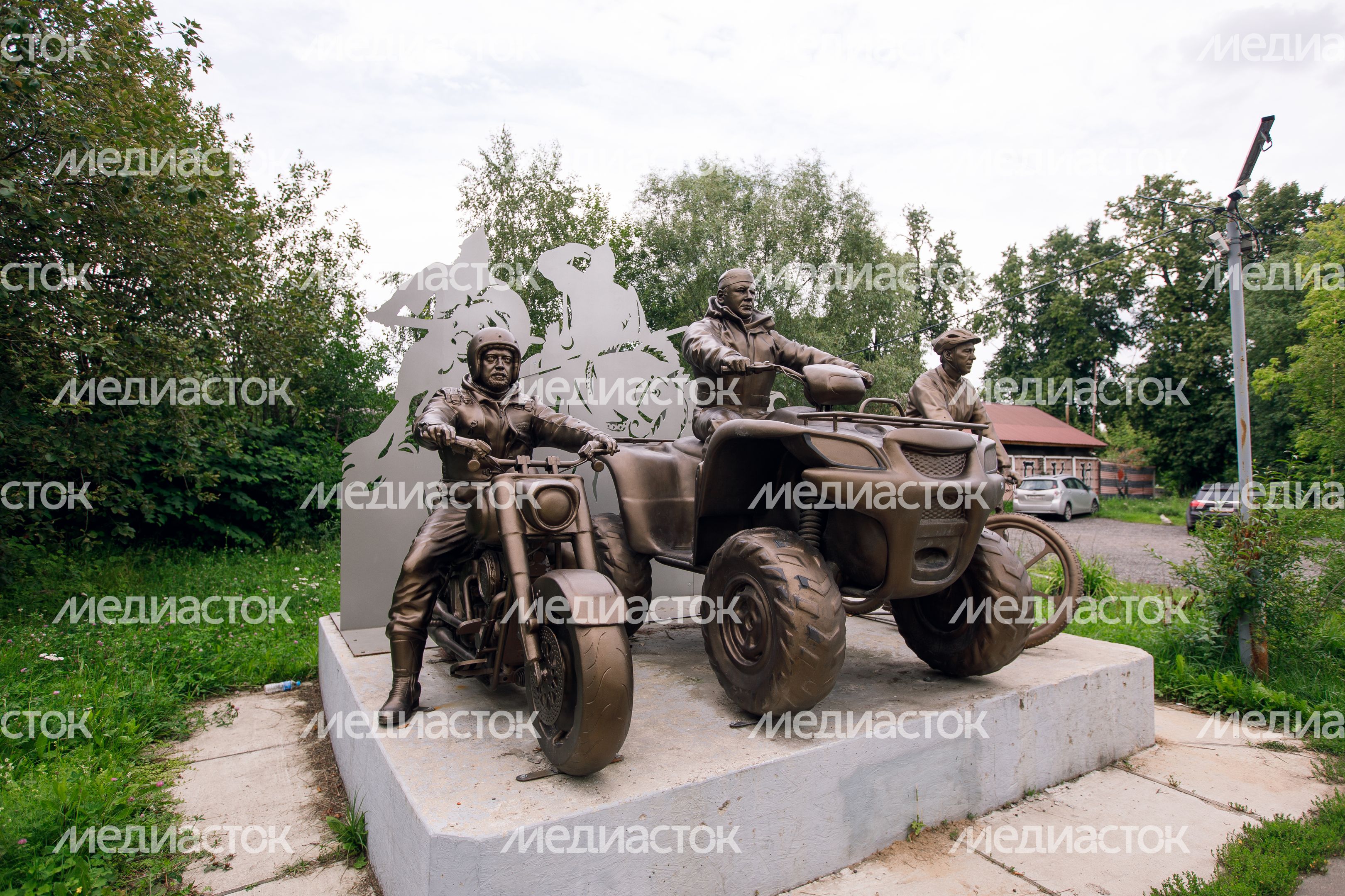 Долгопрудный. Скульптурная композиция "Три богатыря" Долгопрудный. Скульптурная композиция "Три богатыря"