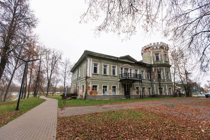 Усадьба Мысово в Долгопрудном осенью