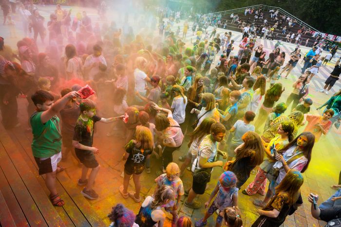 Фестиваль красок Holi Dance в Наташинском парке в Люберцах