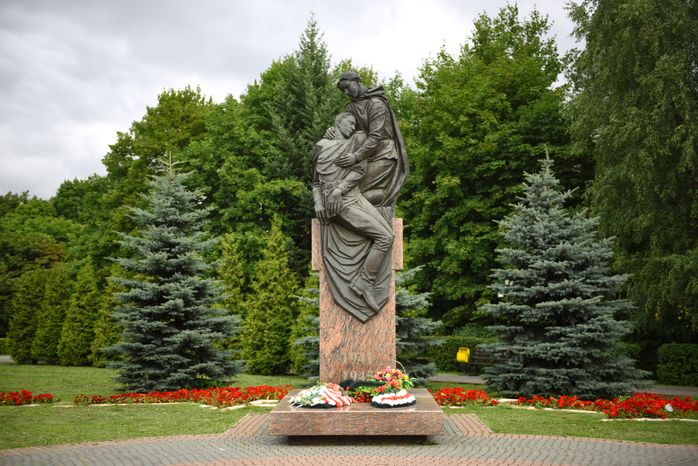 Памятник фронтовой медсестре в Химках