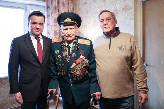 Губернатор присвоил знание Почетного гражданина ветерану Великой Отечественной войны Александру Золотову