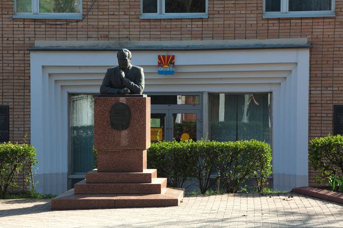Памятник В. Доркину у администрации города Дзержинский