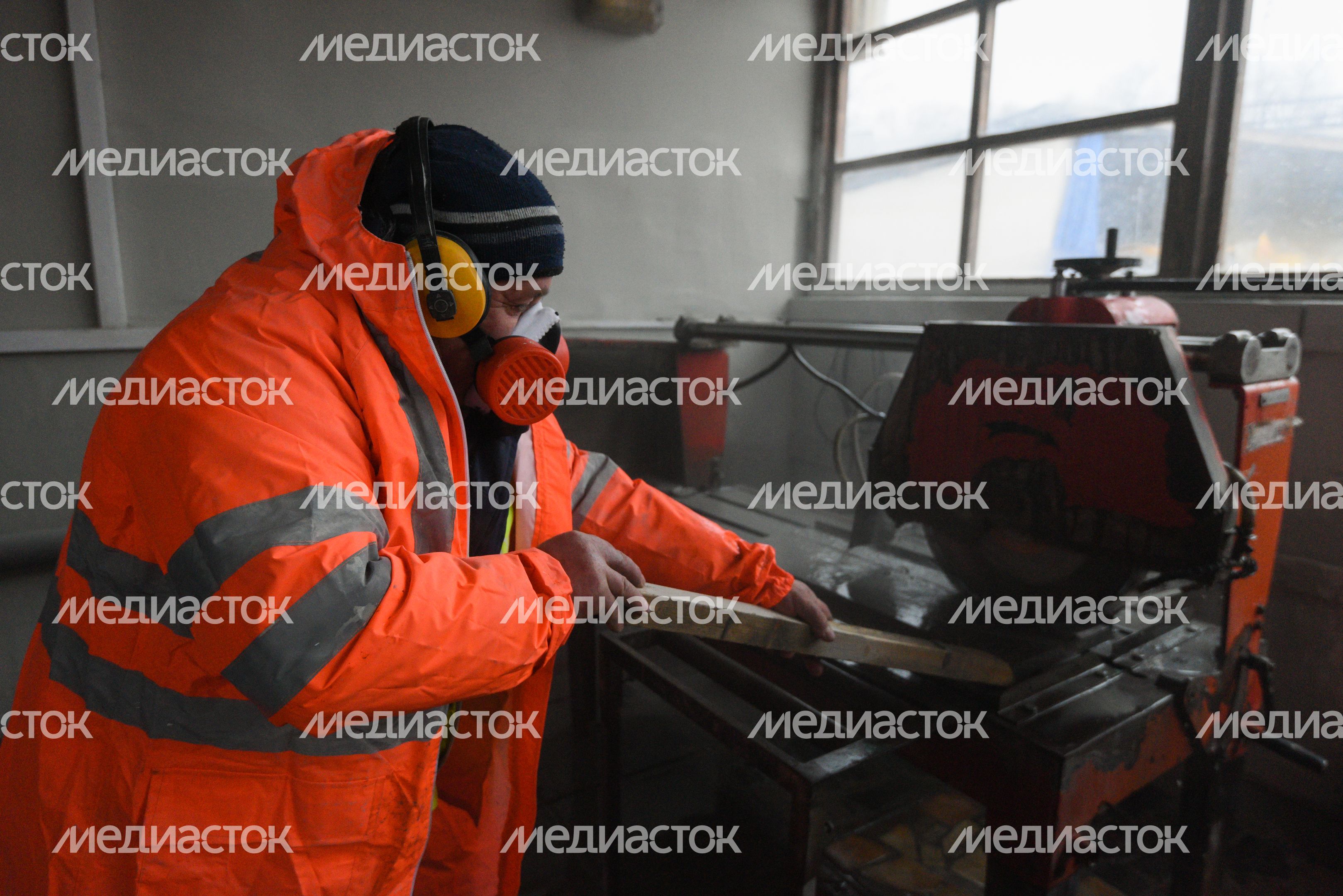 Процесс обработки гранитного камня специалистами ГБУ «Гормост» для облицовки стен подземных пешеходных переходов в Москве