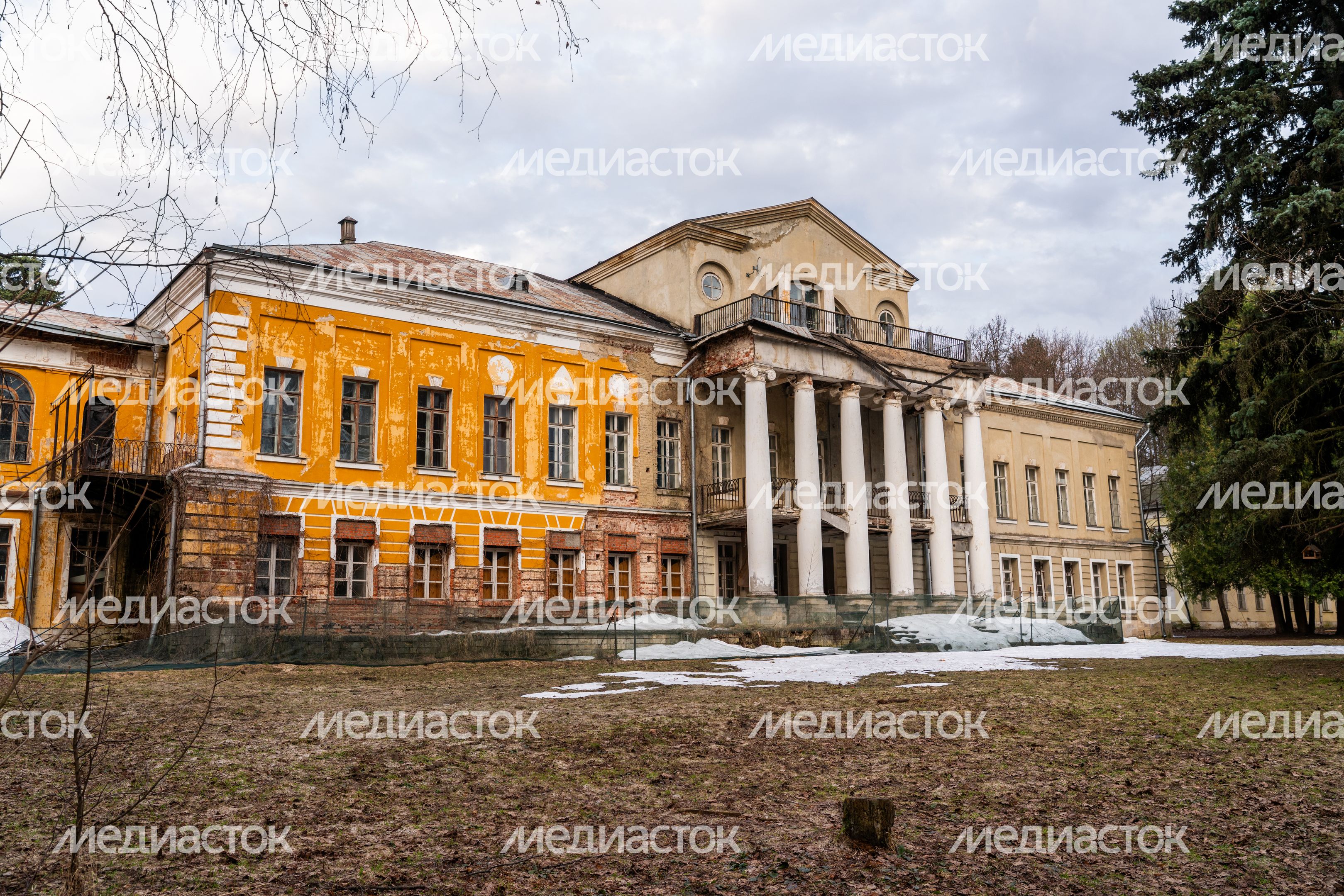 Главный дом усадьбы Суханово Ленинского округа весной Главный дом усадьбы Суханово Ленинского округа весной