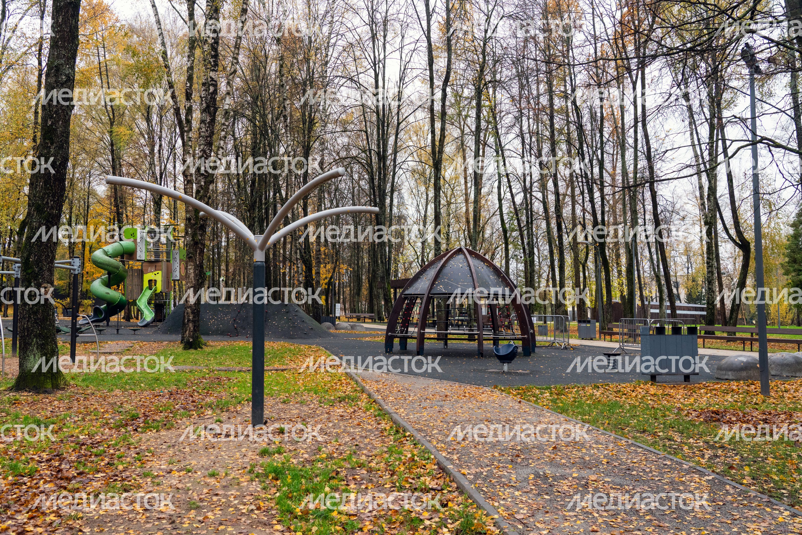 Детская площадка в городском парке культуры и отдыха Солнечногорска осенью Детская площадка в городском парке культуры и отдыха Солнечногорска осенью