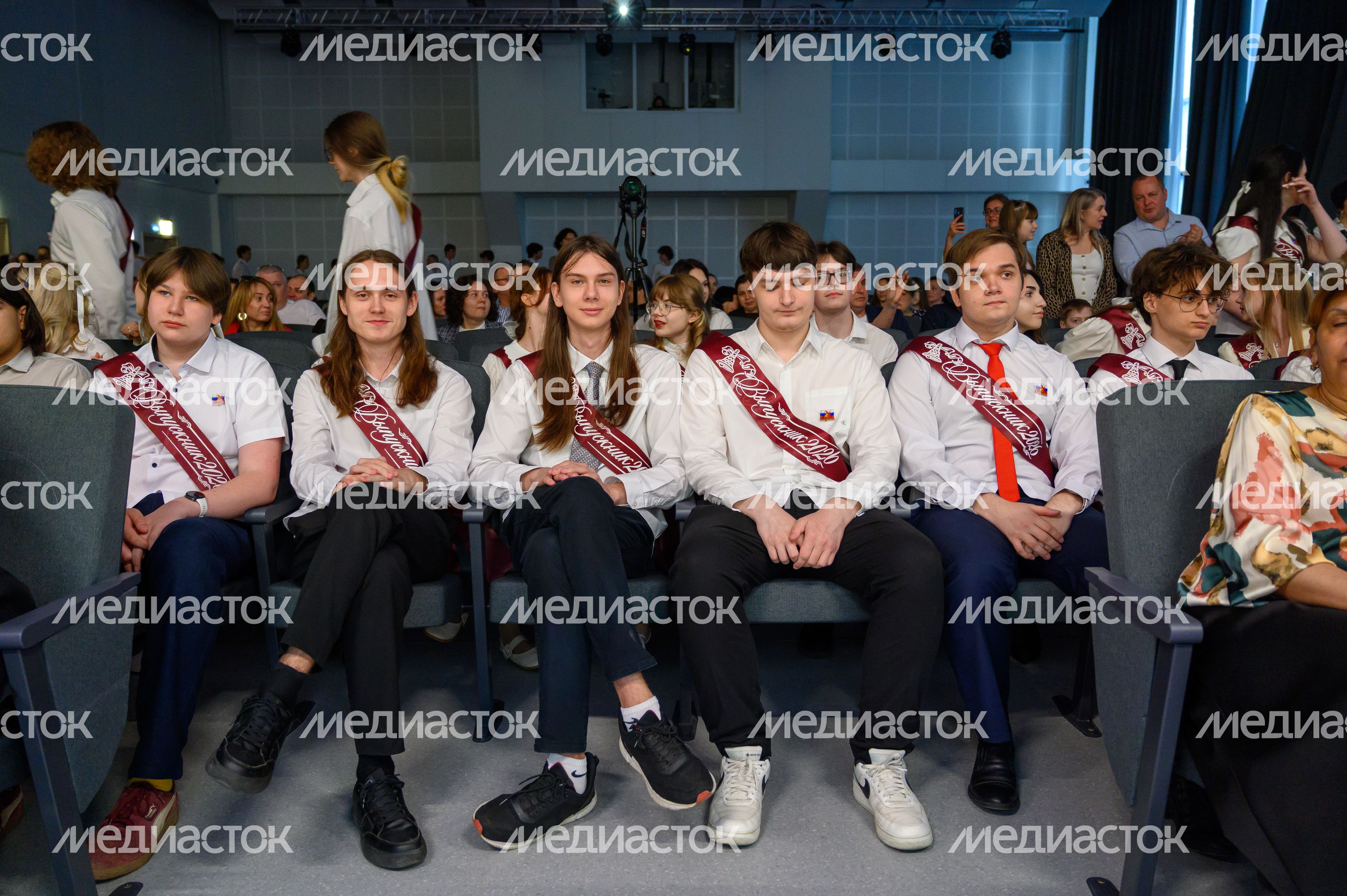 Последний звонок в гимназии №41 - корпусе «Феникс» в ЖК «Жулебино парк» города Люберцы Последний звонок в гимназии №41 - корпусе «Феникс» в ЖК «Жулебино парк» города Люберцы