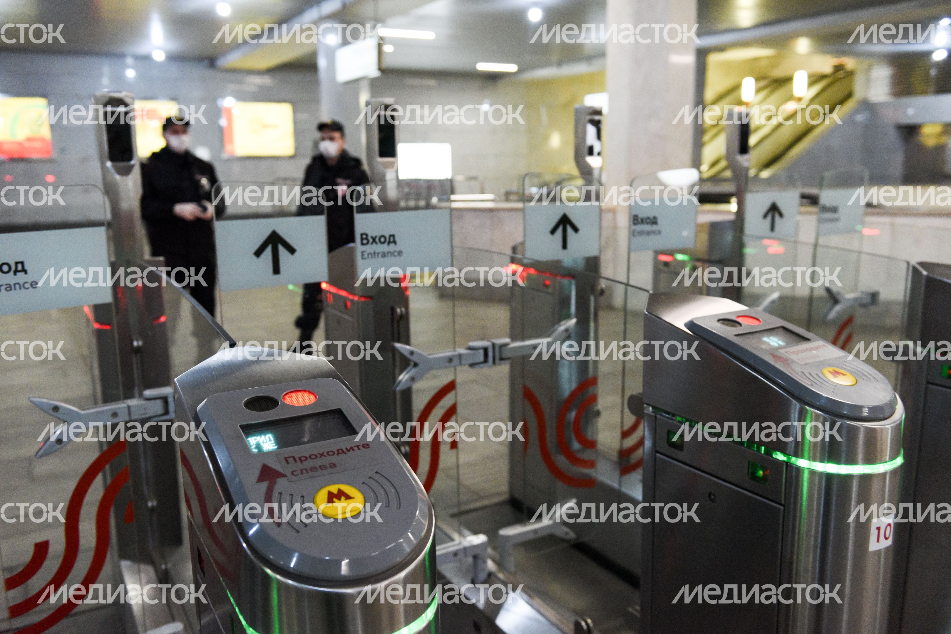 Проверка электронных пропусков в московском метро Проверка электронных пропусков в московском метро