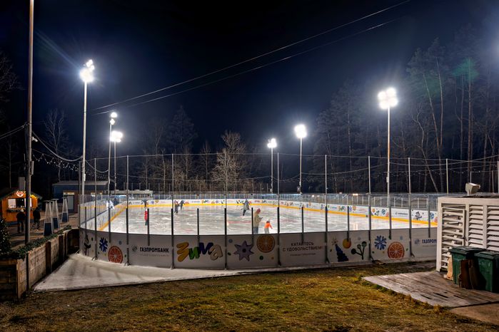 Каток в Одинцовском парке спорта, культуры и отдыха создает новогоднее настроение