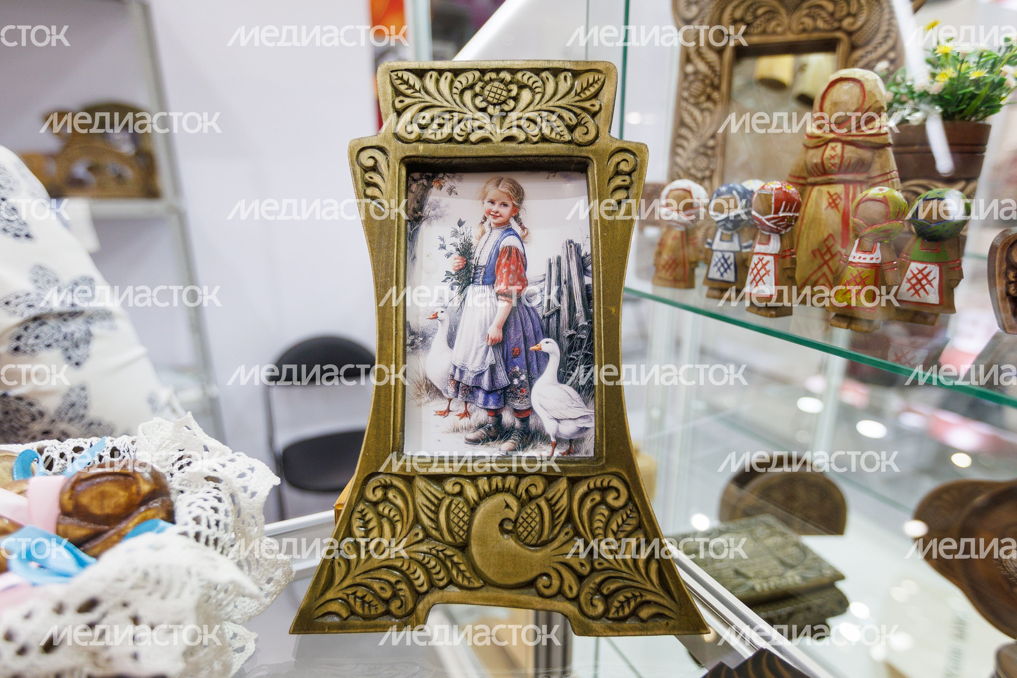 Сувениры абрамцево-кудринской резьбы из Хотьково на выставке-ярмарке «Ладья» Сувениры абрамцево-кудринской резьбы из Хотьково на выставке-ярмарке «Ладья»