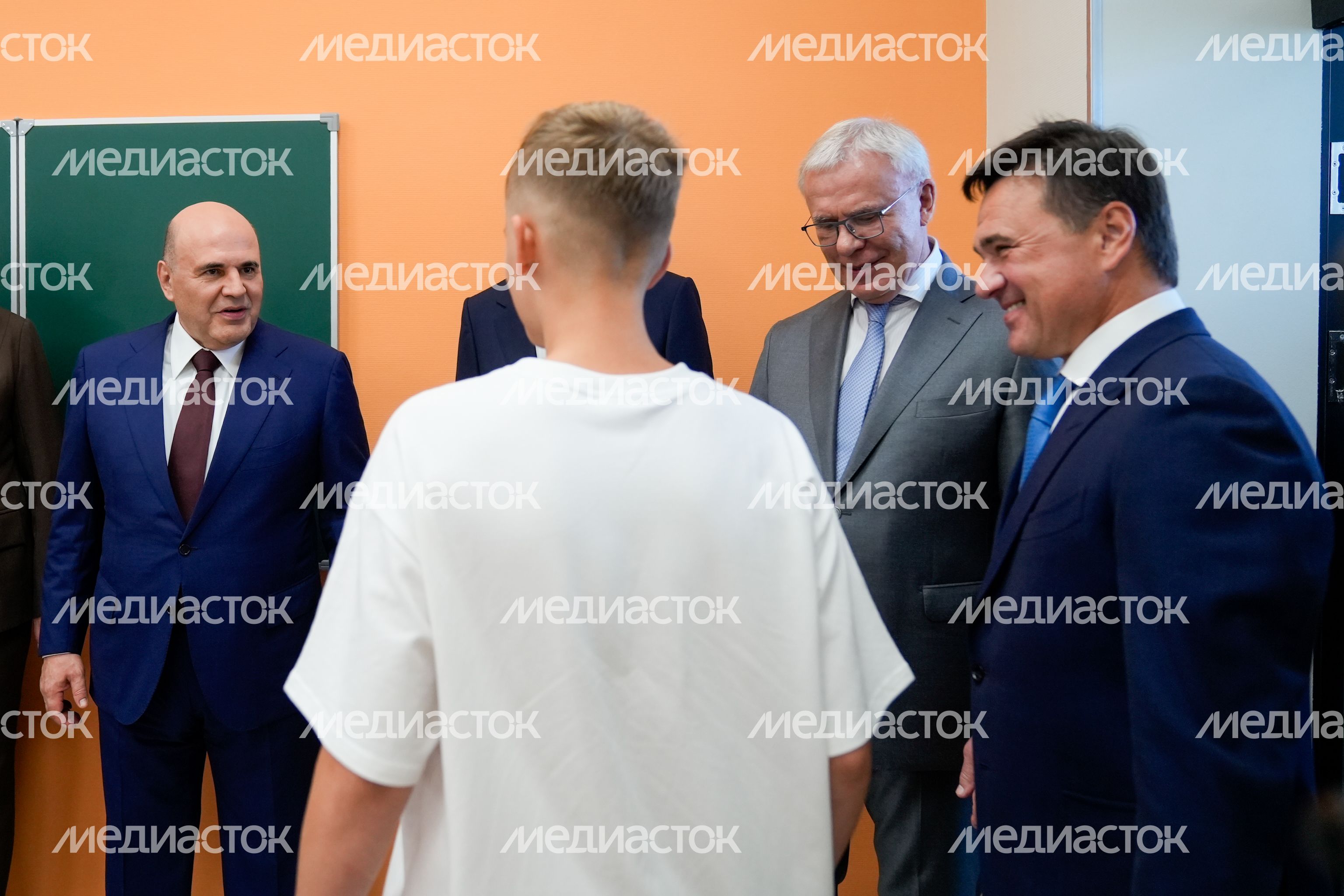 Михаил Мишустин, Андрей Воробьев и Сергей Кравцов поздравили с Днем знаний учеников и педагогов "Орбиты" Михаил Мишустин, Андрей Воробьев и Сергей Кравцов поздравили с Днем знаний учеников и педагогов "Орбиты"