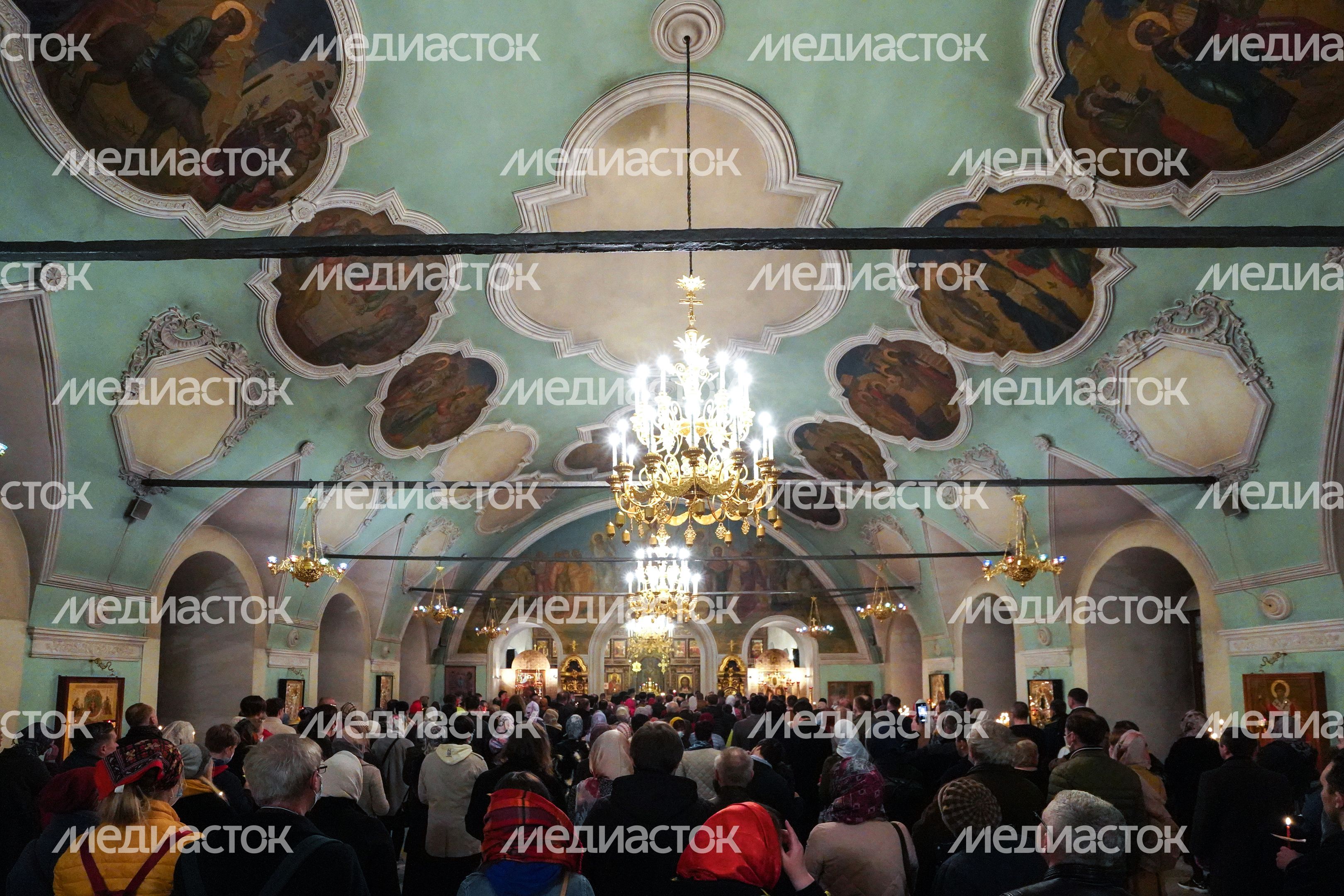 Пасхальная служба в Высоко‑Петровском монастыре в Москве