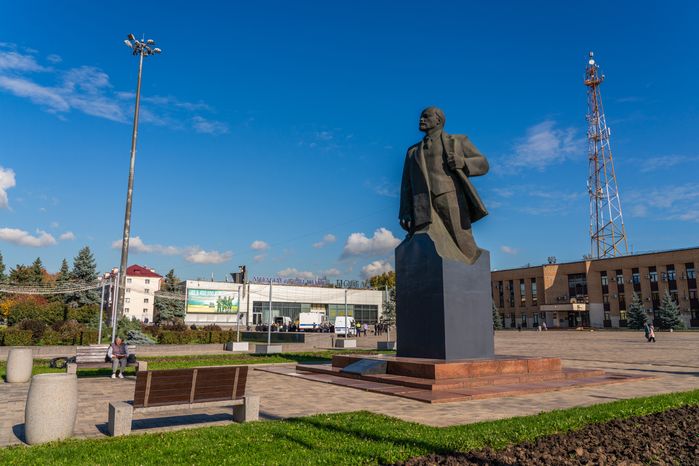 Памятник В.И. Ленину у молодежного центра «Победа» в Домодедово