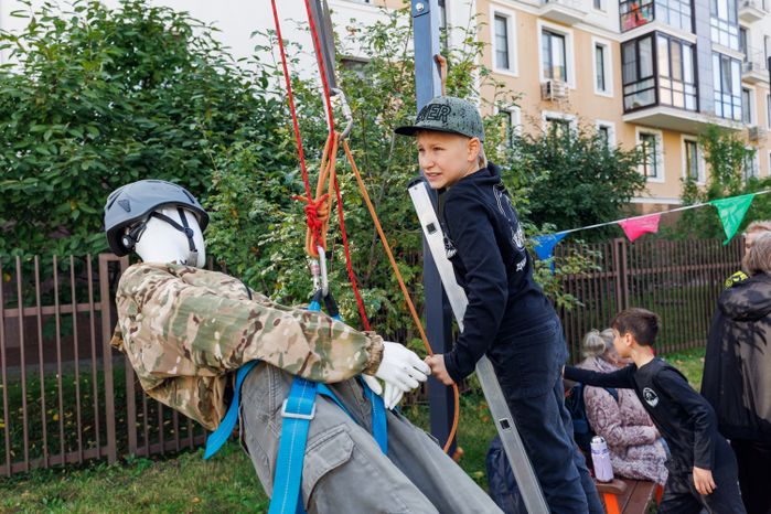Навыки работы с альпинистскими веревками дети отработали на научном фестивале «НЕурок географии» в Химках