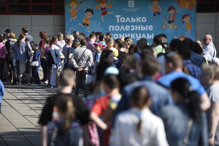 Дети отправляются на отдых в летние лагеря из Москвы