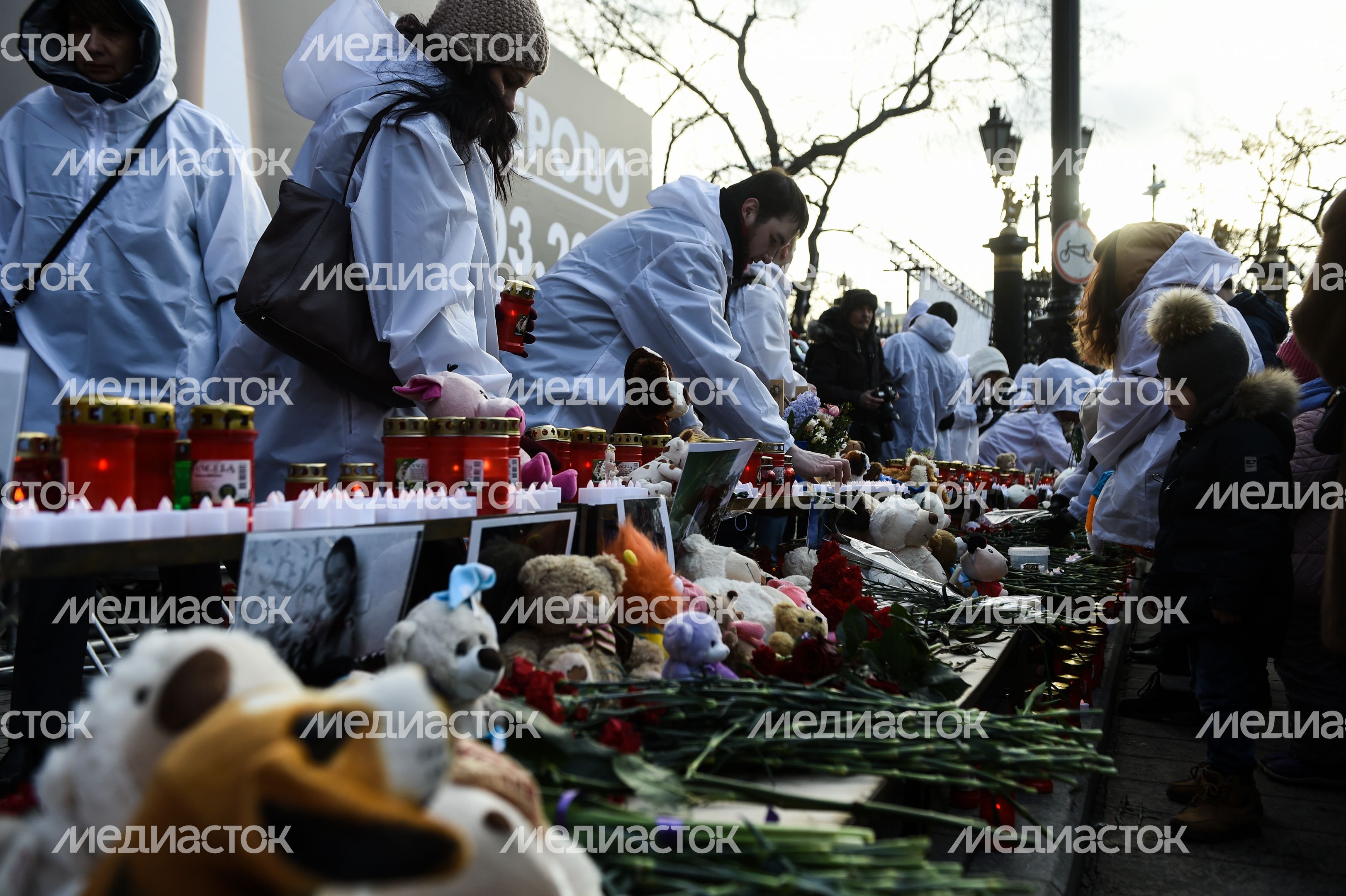 Акция в память о погибших в Кемерове на Манежной площади в Москве