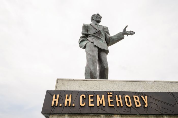 Черноголовка. Памятник Семенову и Дубовицкому