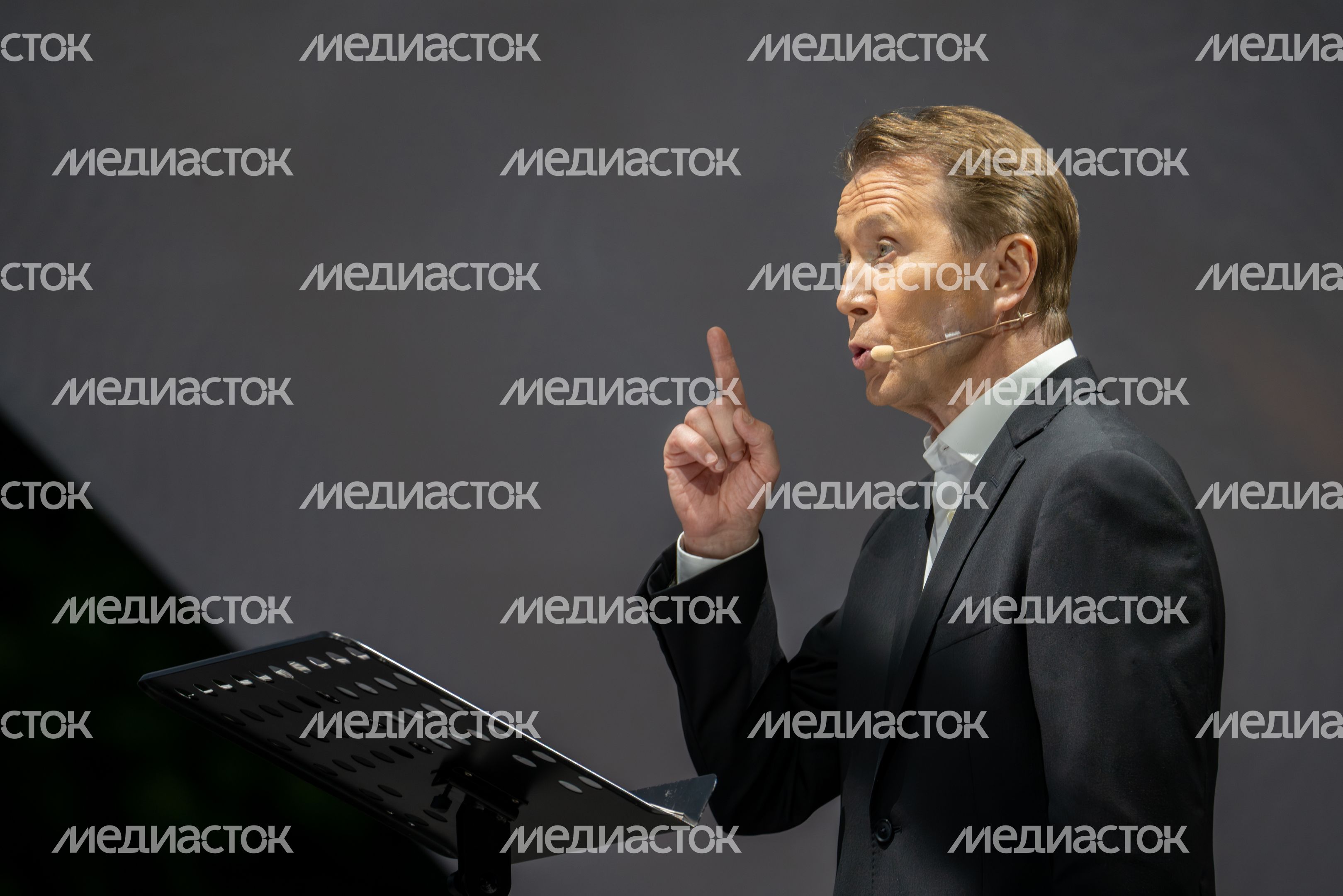 Актер Евгений Миронов в спектакле-концерте «Бедные люди» на Международном фестивале искусств П.И. Чайковского в Клину Актер Евгений Миронов в спектакле-концерте «Бедные люди» на Международном фестивале искусств П.И. Чайковского в Клину