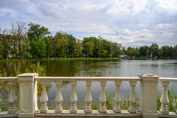 Набережная озера Пионер в парке «Здоровье» города Раменское после благоустройства