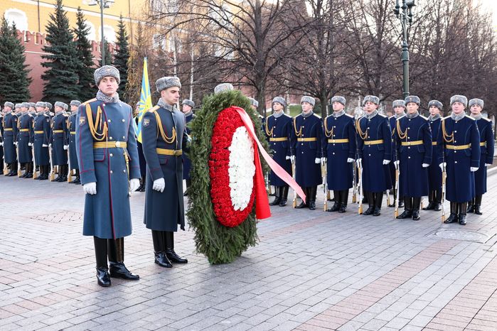 Волонтеры и герои СВО возложили цветы к Вечному огню у кремлевской стены
