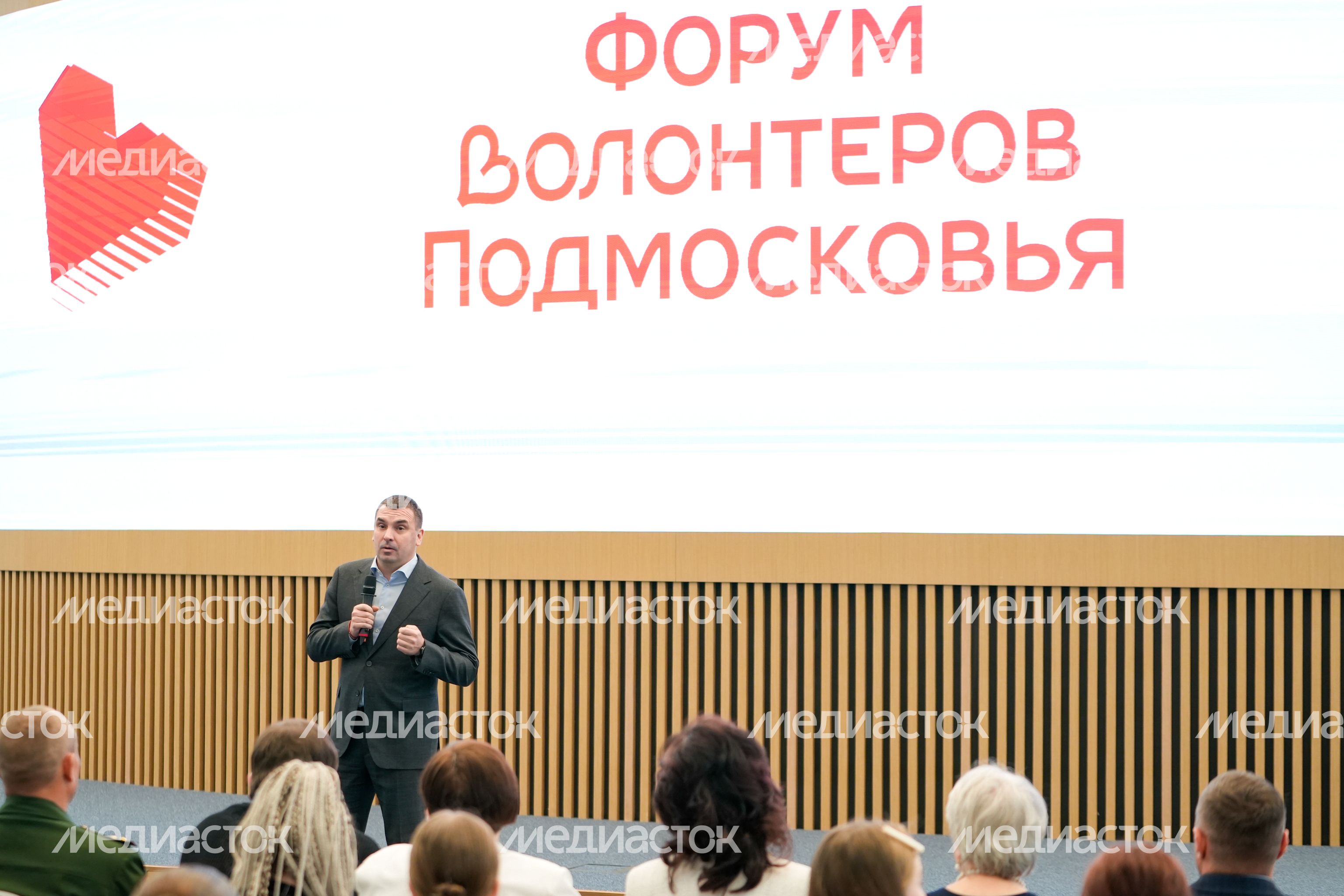 Участников форума поприветствовал руководитель Исполкома Народного фронта Михаил Кузнецов Участников форума поприветствовал руководитель Исполкома Народного фронта Михаил Кузнецов