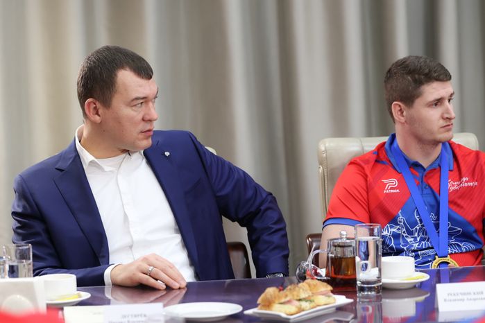 Михаил Дегтярев поздравил команду по следж-хоккею «Гвардия» с победой