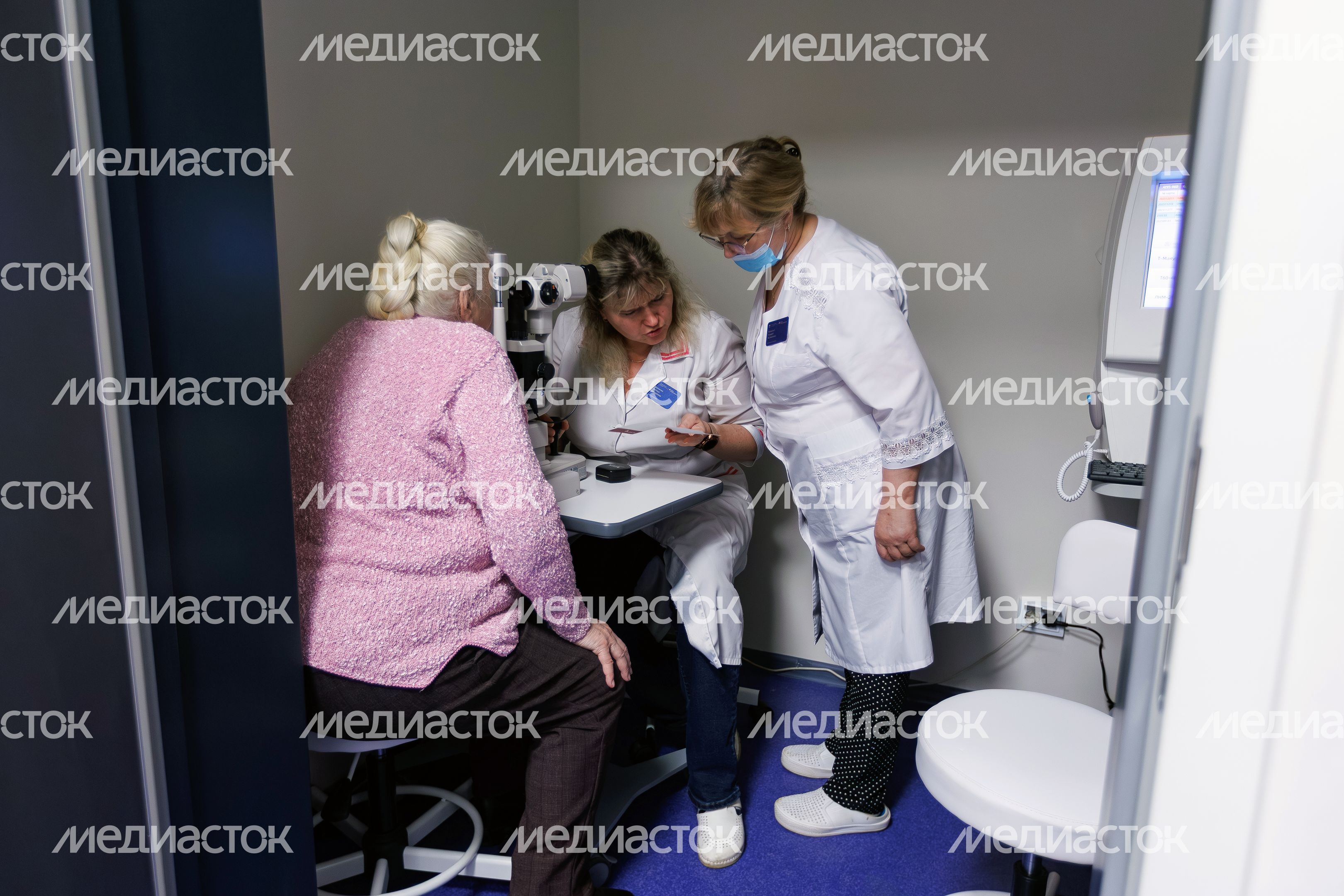 Врач-офтальмолог принимает пациента в новой поликлинике для взрослых города Лосино-Петровский Врач-офтальмолог принимает пациента в новой поликлинике для взрослых города Лосино-Петровский