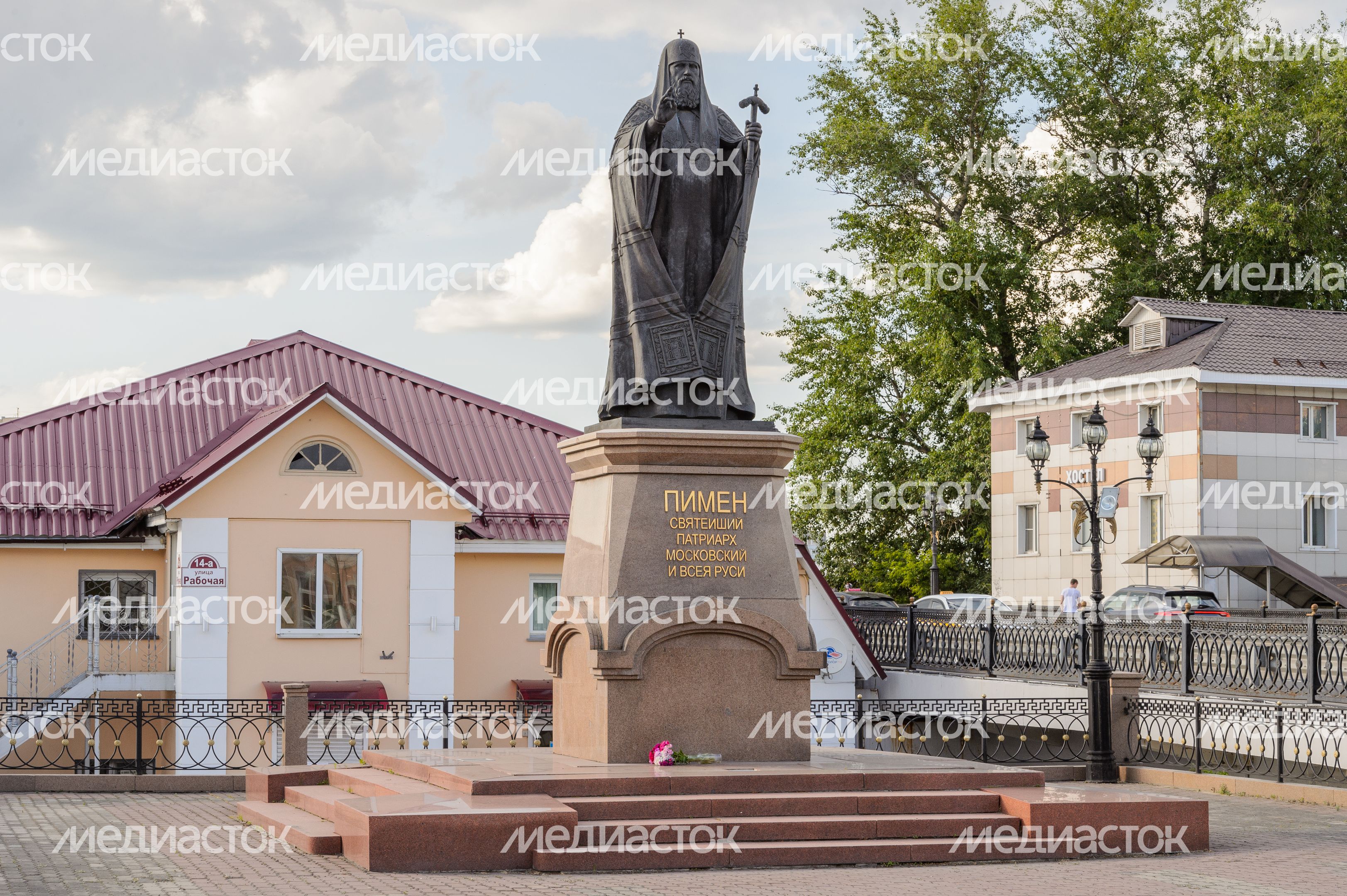 Памятник Патриарху Пимену Памятник Патриарху Пимену