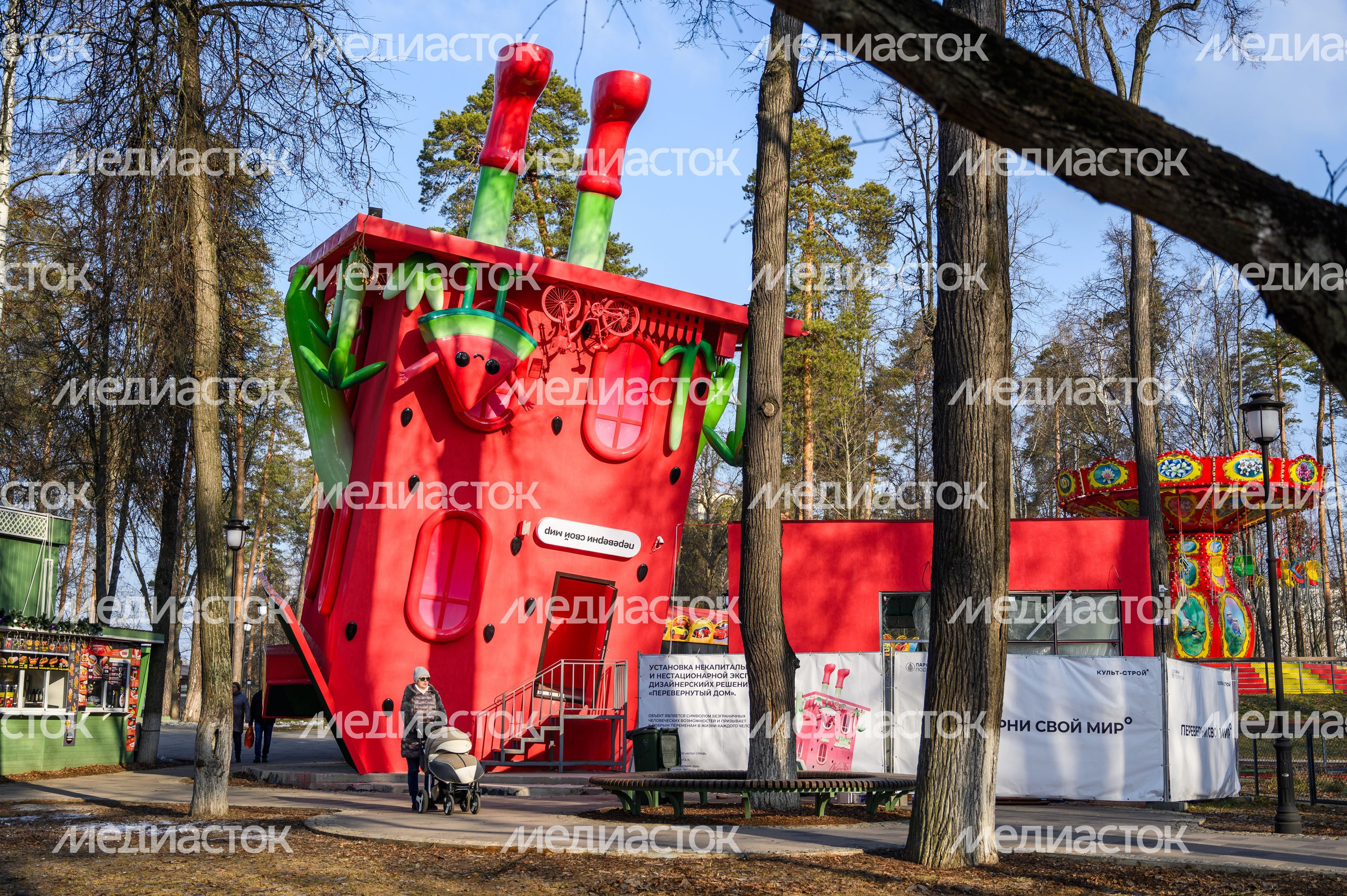 Перевернутый дом в Раменском городском парке культуры и отдыха Перевернутый дом в Раменском городском парке культуры и отдыха