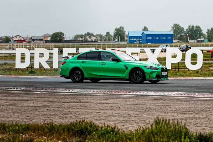 Гонка автомобилей на дрифт-фестивале скорости и драйва Drift Expo Track Mode 2025