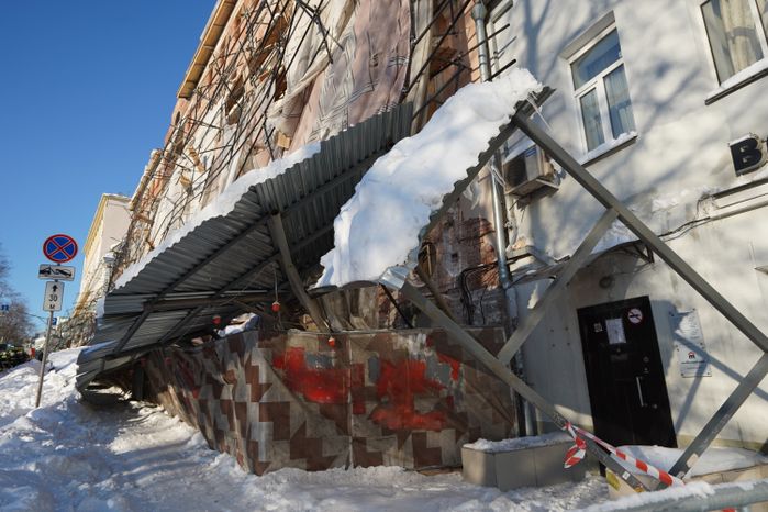 Кадры с места обрушения строительных лесов на Лубянском проезде в Москве