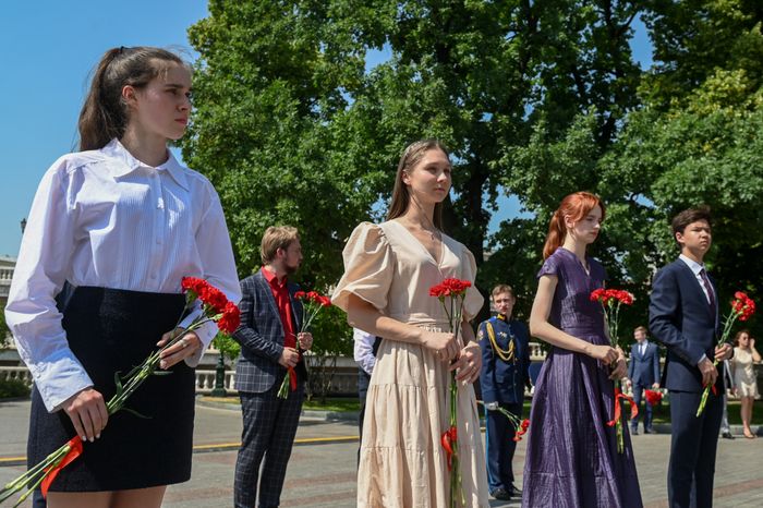 Возложение Губернатором Подмосковья цветов к Могиле Неизвестного Солдата в Александровском саду