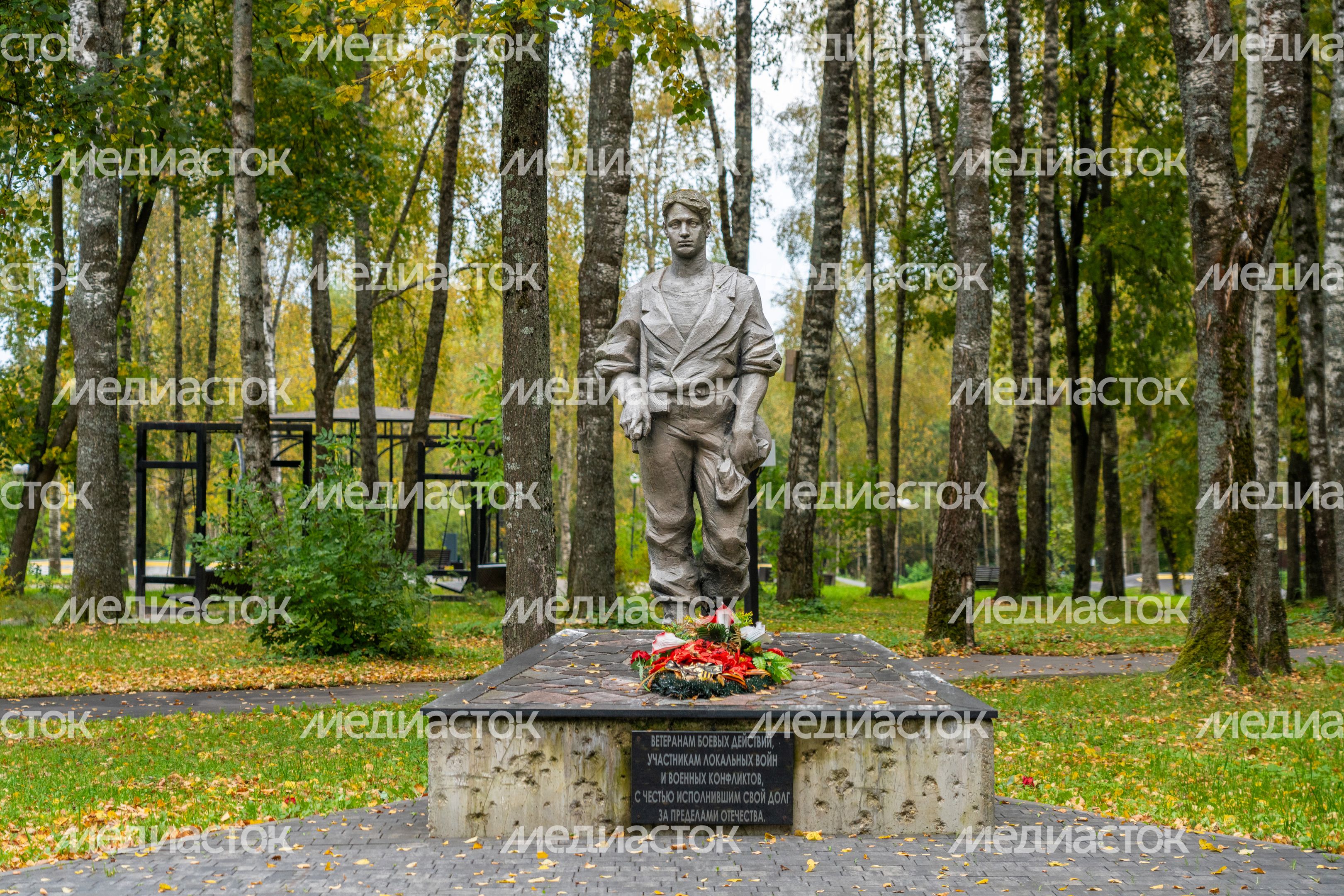 Памятник ветеранам боевых действий на аллее Славы в парке культуры и отдыха «Победа» в Талдоме Памятник ветеранам боевых действий на аллее Славы в парке культуры и отдыха «Победа» в Талдоме