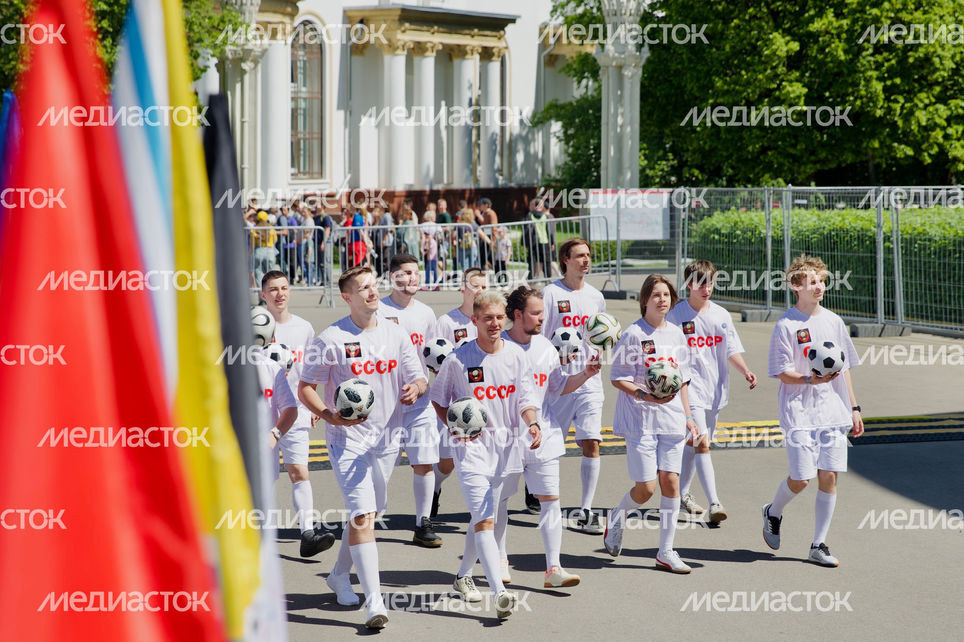 Подмосковные спортсмены с семьями присоединились к параду-шествию на ВДНХ
