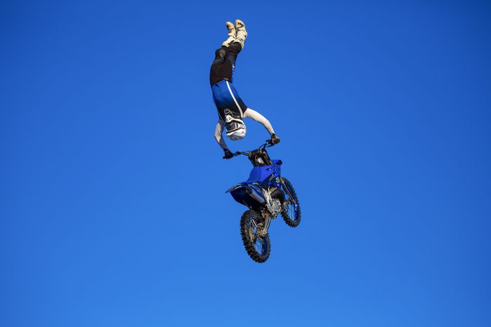Зимний фристайл-мотокросс от команды FMX13 в Одинцово