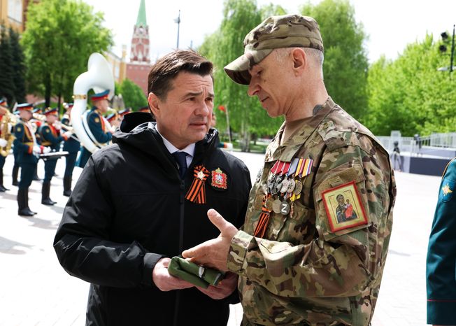 Андрей Воробьев вместе с участниками СВО возложил венок и цветы к Могиле Неизвестного Солдата