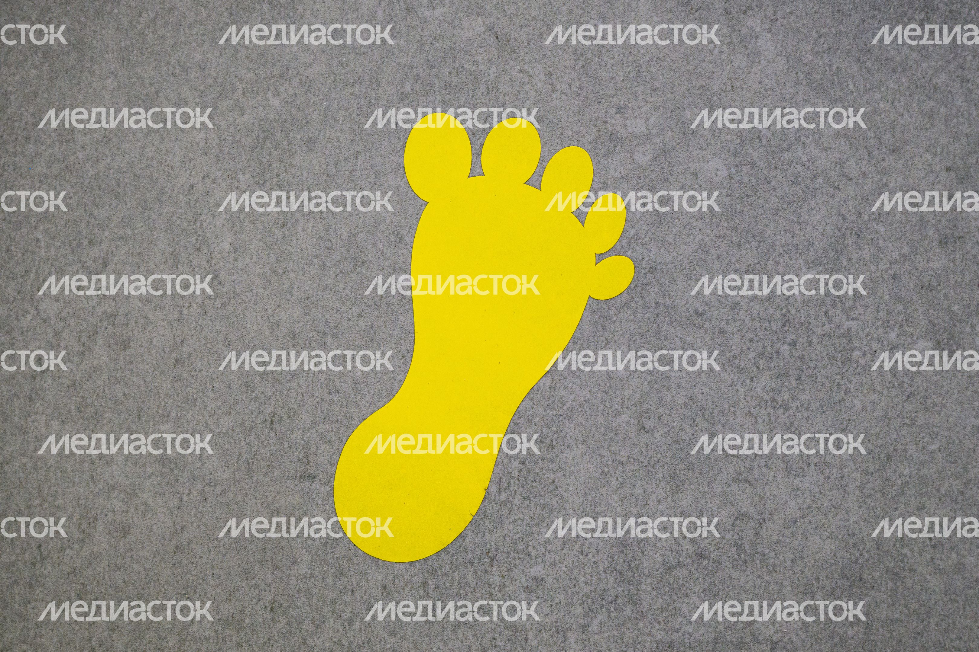 След ноги на полу в Щелковском перинатальном центре в Подмосковье След ноги на полу в Щелковском перинатальном центре в Подмосковье