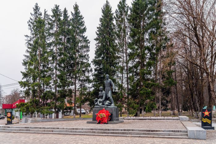 Памятник юным героям-партизанам в селе Осташево Волоколамского округа